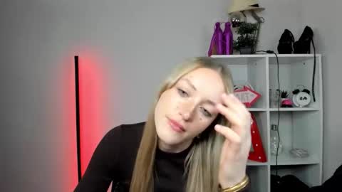evelynblond online show from May 2026 12:45:01 PM