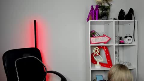 evelynblond online show from May 2026 12:44:02 PM