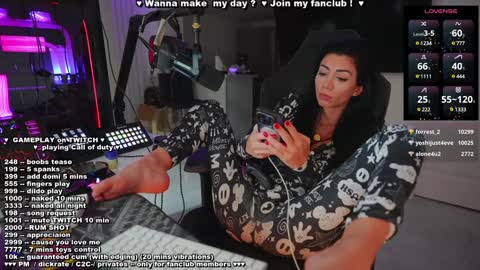 Evelyne online show from December 2024 09:00:01 AM