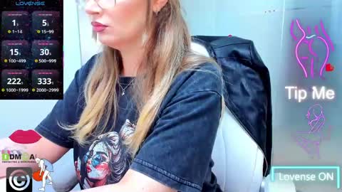 Snapshot of evelyne_rose chatting on June 2026 05:21:01 AM evelyne_rose online show from June 2026 05:21:01 AM