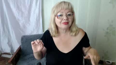 Snapshot of evelynloveshy chatting on July 2026 08:40:01 AM BarbaraBlondy online show from July 2026 08:40:01 AM