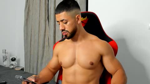 Ezzio Scolaro online show from October 2025 01:03:01 AM