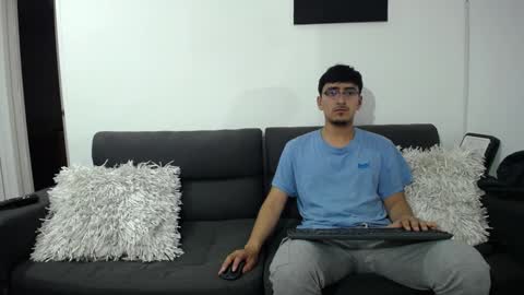 Snapshot of fallgays chatting on December 2024 01:04:02 AM FallGays online show from December 2024 01:04:02 AM