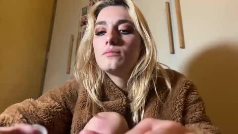 Gattino online show from November 2025 02:43:02 AM