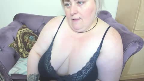 Snapshot of fashiona chatting on October 2025 01:42:02 PM fashiona online show from October 2025 01:42:02 PM