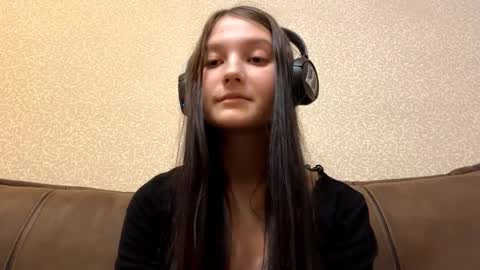 Aurora 18yo online show from November 2025 11:16:02 AM