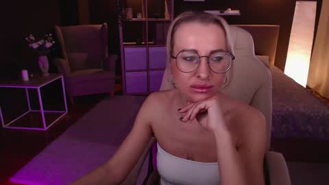 Snapshot of fay_dunaway chatting on December 2024 12:29:02 PM Fay online show from December 2024 12:29:02 PM
