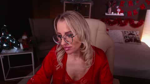Snapshot of fay_dunaway chatting on December 2024 12:27:02 PM Fay online show from December 2024 12:27:02 PM