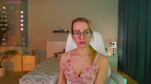 Snapshot of fay_dunaway chatting on February 2025 12:30:02 PM Fay online show from February 2025 12:30:02 PM