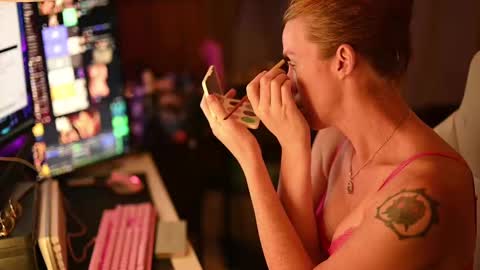 Faye Holloway online show from September 2025 02:46:02 AM