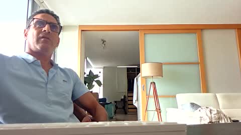 Snapshot of fdavoudi chatting on September 2025 09:15:01 PM Miami Persian online show from September 2025 09:15:01 PM