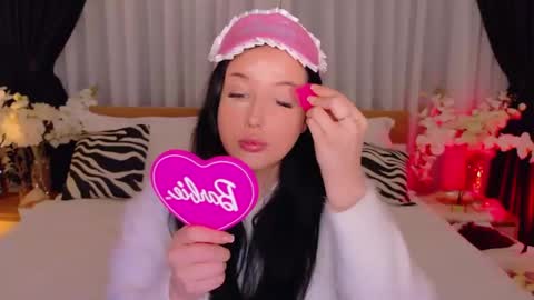 Felicia Herceg online show from November 2025 04:42:01 PM