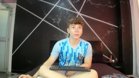 Femboy Max online show from November 2025 11:56:02 AM