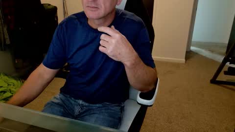 Snapshot of finding_ross chatting on November 2025 09:28:01 PM Ross online show from November 2025 09:28:01 PM