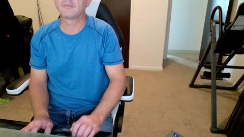 Snapshot of finding_ross chatting on November 2025 09:06:01 PM Ross online show from November 2025 09:06:01 PM