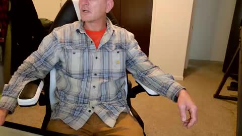 Snapshot of finding_ross chatting on November 2025 10:19:02 PM Ross online show from November 2025 10:19:02 PM