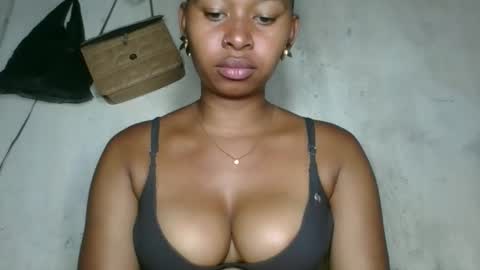 florencia011 online show from November 2025 01:42:02 PM