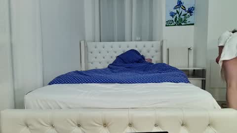 flymybutterfly online show from December 2024 03:24:02 PM