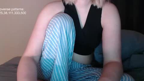 Snapshot of foxfrromearth chatting on November 2025 12:46:02 AM i am your baby Alien online show from November 2025 12:46:02 AM