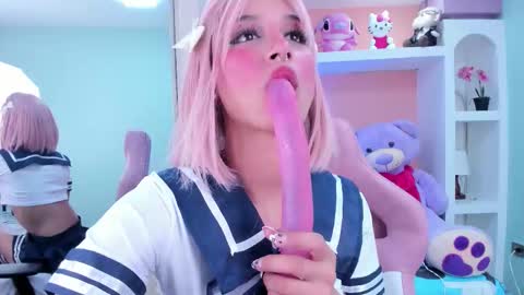 Loren online show from October 2025 06:42:01 PM