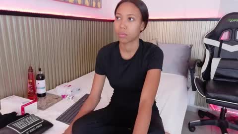 Laura online show from December 2025 12:23:02 PM