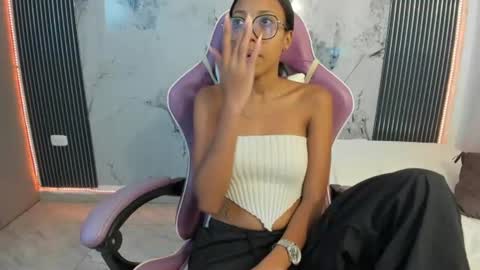 Snapshot of francis_leams chatting on July 2026 07:24:01 PM Laura online show from July 2026 07:24:01 PM