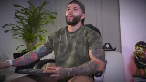 Snapshot of frankfarrellx chatting on April 2026 04:08:02 AM Frank Farrell. Hey remember to give me a thumbs up Ty online show from April 2026 04:08:02 AM