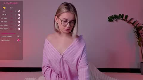 Snapshot of frannpalmer chatting on December 2025 05:21:01 PM Frann online show from December 2025 05:21:01 PM