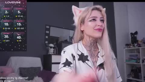 Snapshot of fraulein_mooon chatting on September 2025 08:23:01 PM Asya UwU online show from September 2025 08:23:01 PM