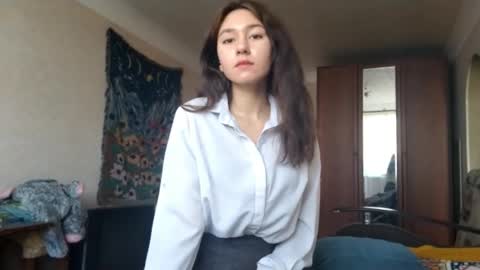 Mia online show from November 2025 09:31:01 AM