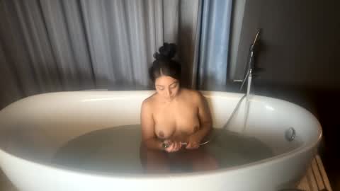 Snapshot of freesoulmovement chatting on December 2024 04:13:01 AM jasmineandaladin69 online show from December 2024 04:13:01 AM