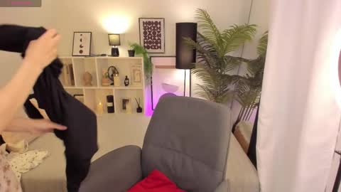 Snapshot of freya_bloss chatting on June 2026 12:20:01 PM Laura online show from June 2026 12:20:01 PM