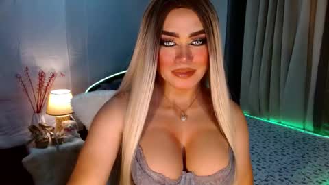 Snapshot of freya_lovestocum chatting on October 2025 01:15:01 AM Miss Frea  online show from October 2025 01:15:01 AM
