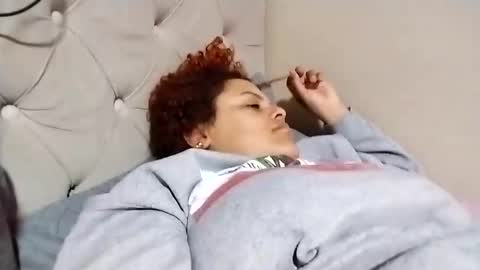 Snapshot of frizzy_girl chatting on November 2025 03:09:01 AM Frizzy girl online show from November 2025 03:09:01 AM