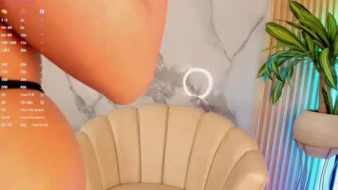   Independent model online show from November 2025 12:59:03 PM