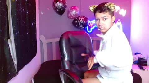 Snapshot of georgesmith_1 chatting on January 2025 01:00:02 AM GEORGE online show from January 2025 01:00:02 AM