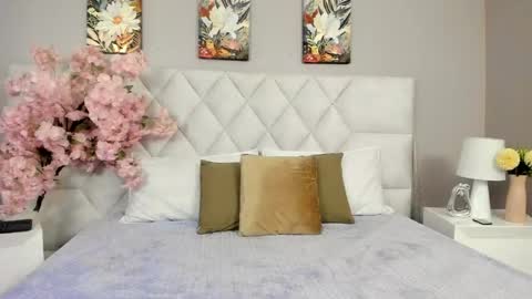 gia__evanss_ online show from April 2026 12:14:02 PM