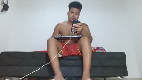 Snapshot of giant_feet chatting on June 2026 04:40:01 AM BOSS online show from June 2026 04:40:01 AM
