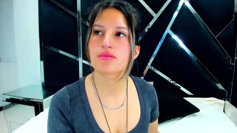 GiaRoussel online show from December 2025 06:01:02 PM