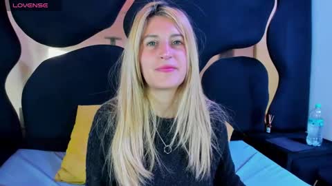 GiaRoussel online show from February 2026 04:02:02 PM