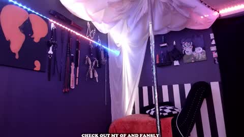 Snapshot of gigglemethis22 chatting on December 2025 06:23:01 PM Giggles online show from December 2025 06:23:01 PM