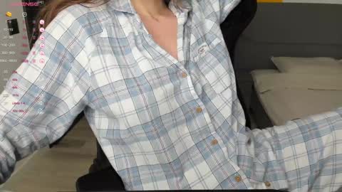 gigihadd online show from December 2024 08:03:02 PM