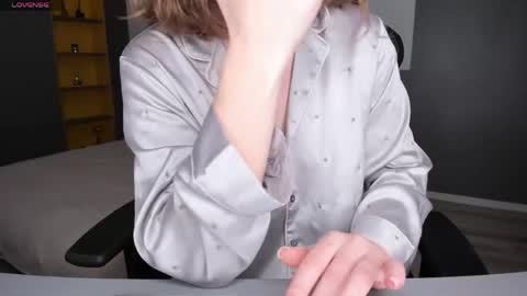 gigihadd online show from April 2026 01:17:02 PM