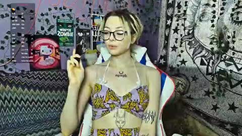 Snapshot of ginnyhotbeat chatting on October 2025 12:35:01 PM Ginny online show from October 2025 12:35:01 PM