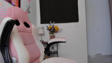 Snapshot of girl_dollx chatting on April 2026 04:45:01 PM Bri online show from April 2026 04:45:01 PM