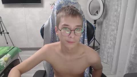 Snapshot of glasses_cat chatting on March 2026 11:51:02 PM Eugene and Damian online show from March 2026 11:51:02 PM