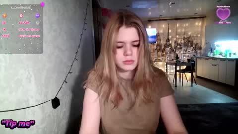 Snapshot of glossy_girl_1 chatting on January 2025 04:11:02 PM Roxy online show from January 2025 04:11:02 PM