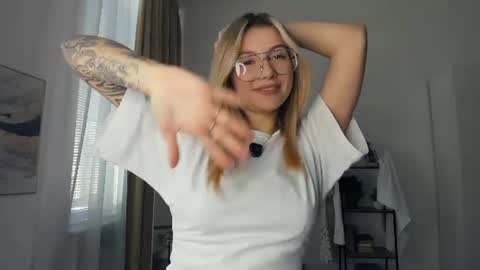 Snapshot of glossybabe_ chatting on June 2026 08:17:02 AM Cherry online show from June 2026 08:17:02 AM