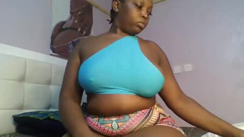 Snapshot of goldencurves_bunny chatting on February 2026 08:08:02 AM Bella online show from February 2026 08:08:02 AM