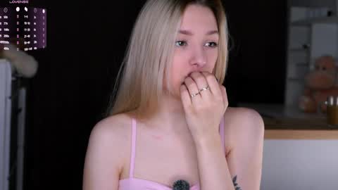 Snapshot of gossip__girl chatting on April 2026 01:39:01 AM Luna online show from April 2026 01:39:01 AM
